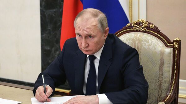 Президент РФ Владимир Путин проводит совещание с членами правительства РФ в режиме видеоконференции - Sputnik Азербайджан