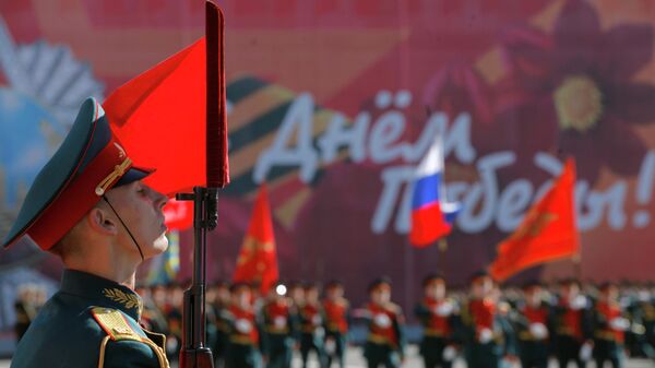 Военнослужащие парадных расчетов во время генеральной репетиции Парада Победы на Дворцовой площади в Санкт-Петербурге - Sputnik Азербайджан