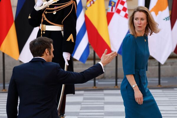 Президент Франции Эммануэль Макрон приветствует премьер-министра Эстонии Каю Каллас в Версальском дворце. - Sputnik Азербайджан
