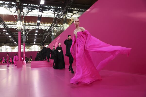 Модели коллекции Valentino Ready To Wear на Неделе моды в Париже. - Sputnik Азербайджан