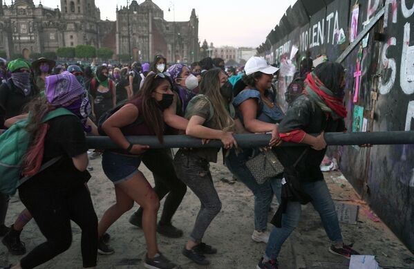 Женщины пытаются сломать забор, закрывающий Национальный дворец, Мексика. - Sputnik Азербайджан