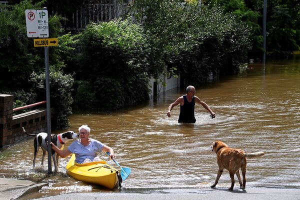 Жители преодолевают затопленные после паводка участки в австралийском городе Виндзор. - Sputnik Азербайджан