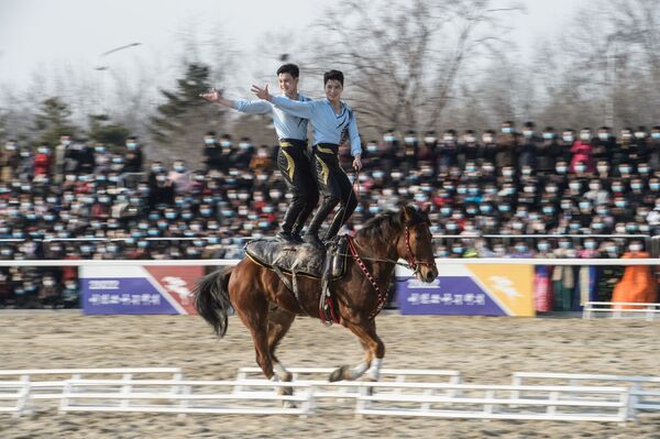На церемонии открытия Игр по верховой езде 2022 года в Клубе верховой езды Мирим в Пхеньяне, КНДР. - Sputnik Азербайджан