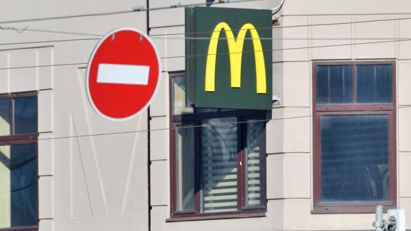 Вывеска на ресторане  Макдоналдс на проспекте Мира в Москве - Sputnik Azərbaycan