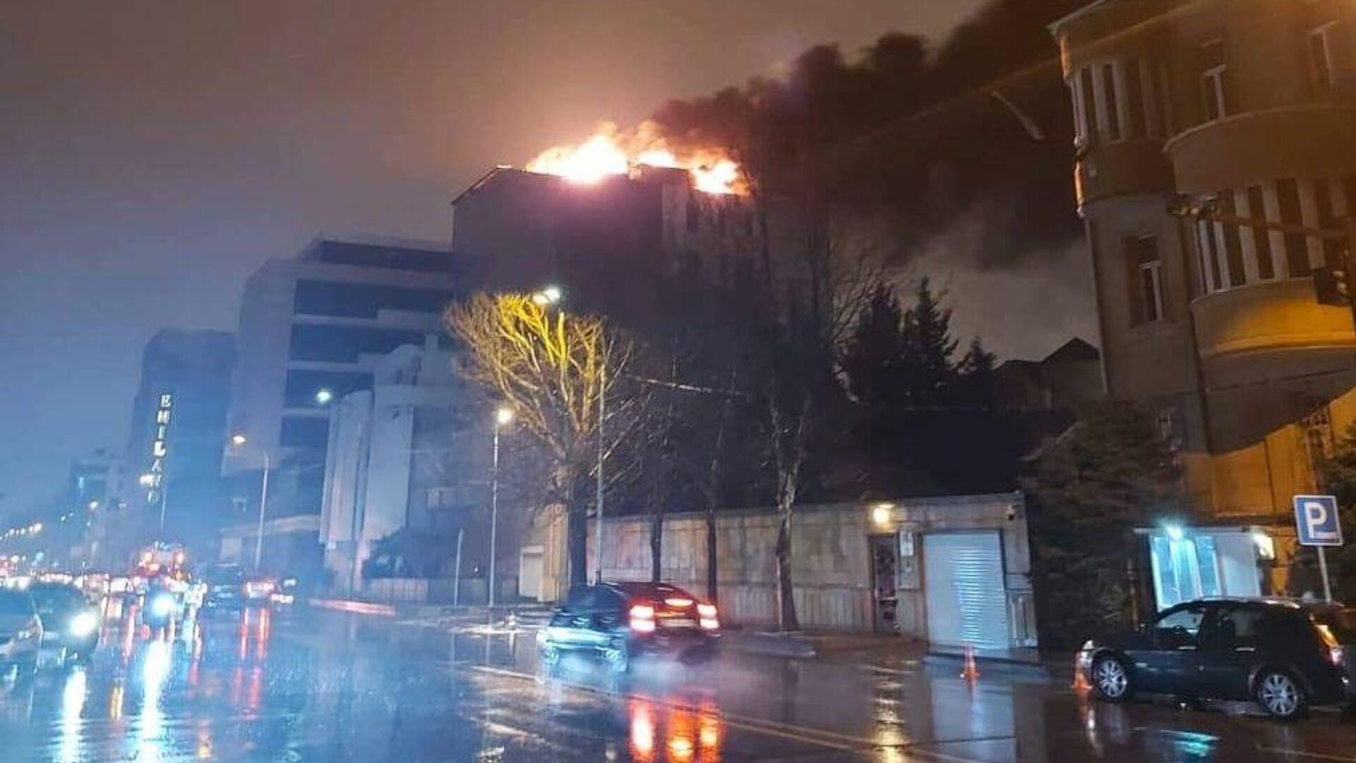 Пожар на крыше отеля на улице Теймура Алиева в Наримановском районе Баку - Sputnik Азербайджан, 1920, 11.03.2022