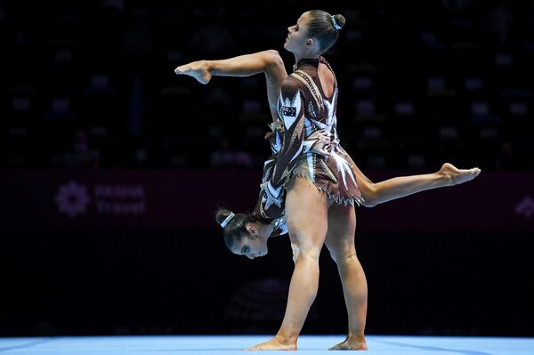 Спортсменки из Австралии на ковре чемпионата мира по акробатической гимнастике в Баку. - Sputnik Азербайджан
