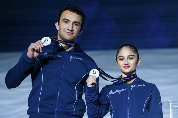 Серебряный азербайджанский дуэт во время церемонии награждения победителей чемпионата мира в Баку. - Sputnik Азербайджан