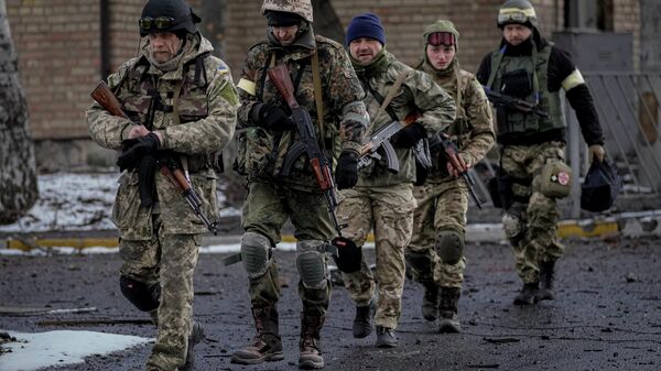 Украинские военные идут в Ирпене, на окраине Киева, Украина - Sputnik Azərbaycan