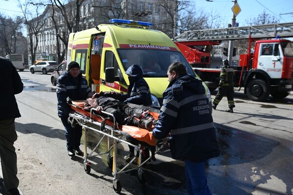 Эвакуация пострадавших в результате взрыва в центре Донецка.  - Sputnik Азербайджан