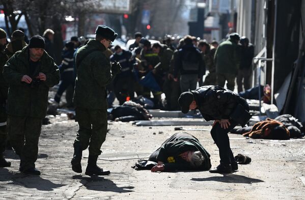 Donetsk şəhərinin mərkəzində baş verən partlayış nəticəsində həlak olan şəhər sakinlərinin meyitləri. - Sputnik Azərbaycan