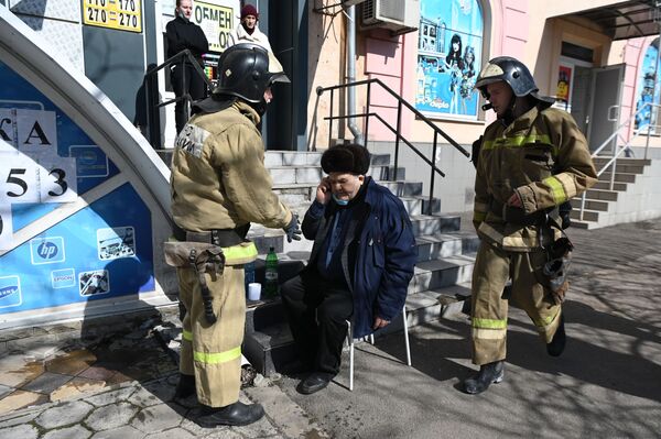 Сотрудники МЧС РФ оказывают помощь мужчине на месте взрыва в центре Донецка.  - Sputnik Азербайджан