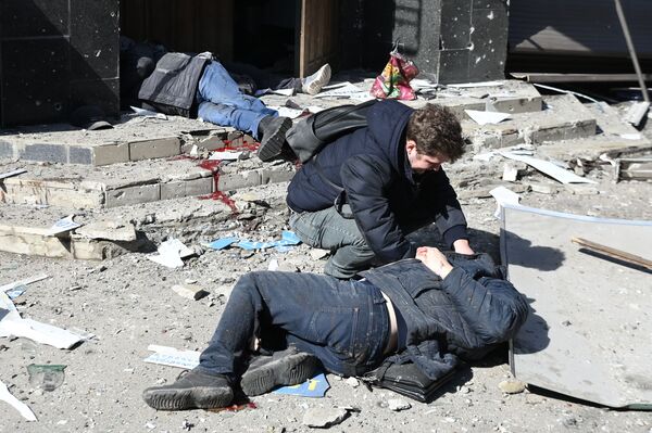 Тела горожан, погибших при взрыве в центре Донецка.  - Sputnik Азербайджан