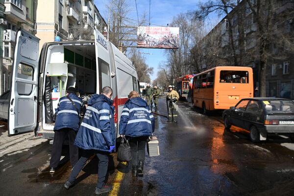 Сотрудники скорой медицинской помощи на месте взрыва в центре Донецка.  - Sputnik Азербайджан