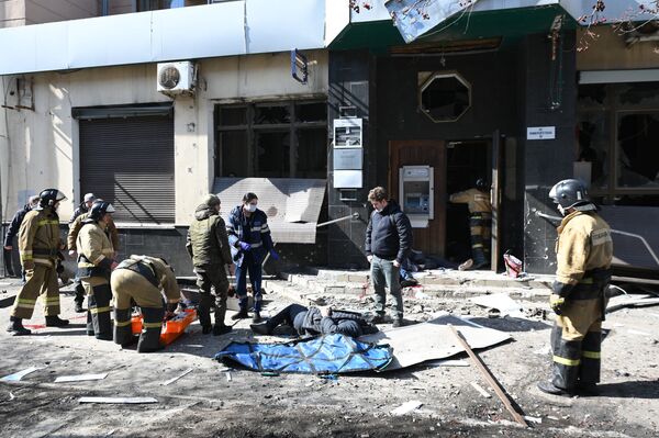 Сотрудники пожарной охраны на месте взрыва в центре Донецка.  - Sputnik Азербайджан