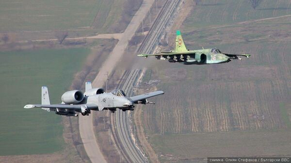 Летчик чудом посадил штурмовик Су-25 - видео - Sputnik Азербайджан