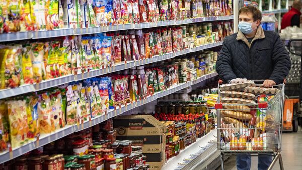 Покупатель в супермаркете, фото из архива - Sputnik Азербайджан
