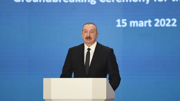 Ильхам Алиев принял участие в закладке фундамента солнечной электростанции - Sputnik Азербайджан
