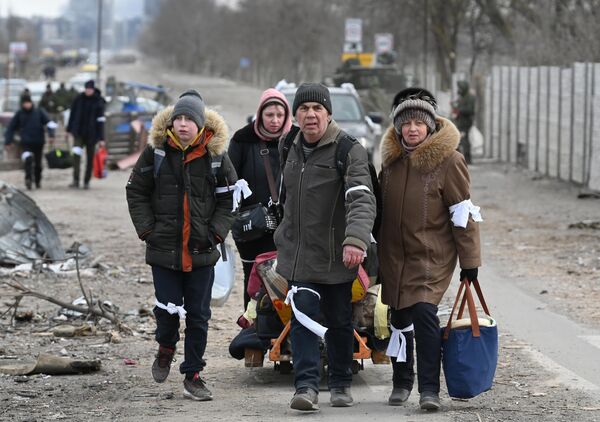 Беженцы на дороге из Мариуполя - Sputnik Азербайджан