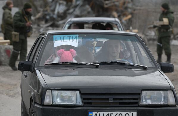 Автомобиль с беженцами на выезде из Мариуполя. - Sputnik Азербайджан