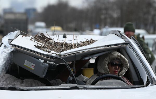Женщина в автомобиле на выезде из Мариуполя - Sputnik Азербайджан