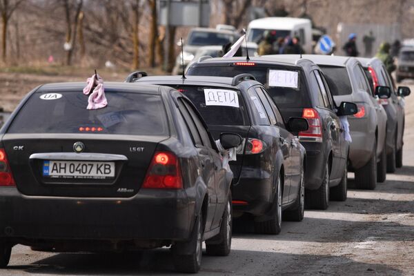 Автомобили с беженцами на выезде из Мариуполя. - Sputnik Азербайджан