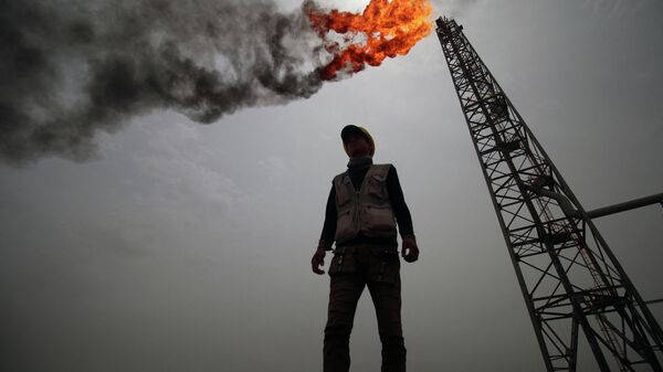 Сотрудник на нефтегазовом месторождении  - Sputnik Азербайджан