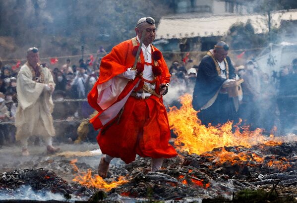 Yapon möminlər festivalda Buddist rahiblərlə yanan kömür üzərində ayaqyalın gəzirlər. - Sputnik Azərbaycan