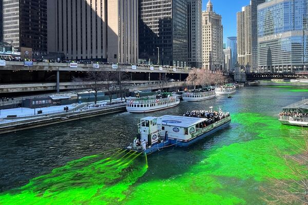Баржа распыляет зеленый краситель в реку Чикаго в честь традиционного празднования Дня Святого Патрика, США. - Sputnik Азербайджан