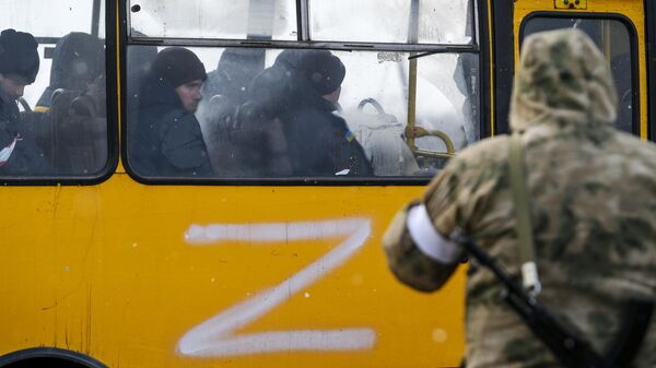 Автобус с украинскими военнопленными на окраине Мариуполя - Sputnik Азербайджан