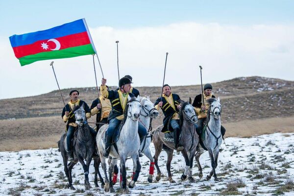 İlk olaraq iştirakçılar yerli Qazax Dilbaz atlarının iştirakı ilə Çövkən oyunlarını izləyib. - Sputnik Azərbaycan