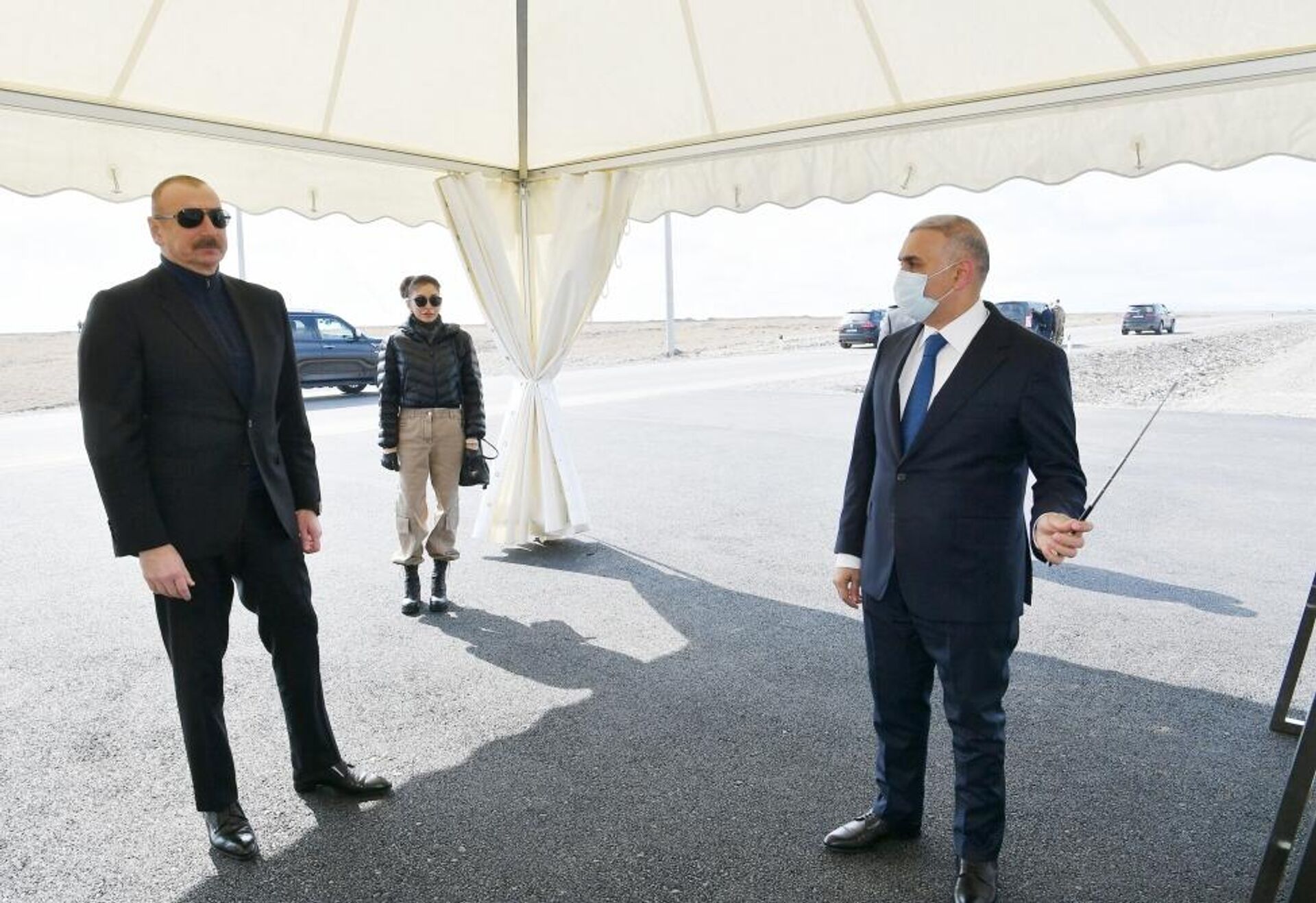  Ильхам Алиев и Мехрибан Алиева приняли участие в презентации защищенной от сторонних воздействий современной 35-киловольтной изолированной кабельной линии с более низкими эксплуатационными расходами - Sputnik Азербайджан, 1920, 20.03.2022
