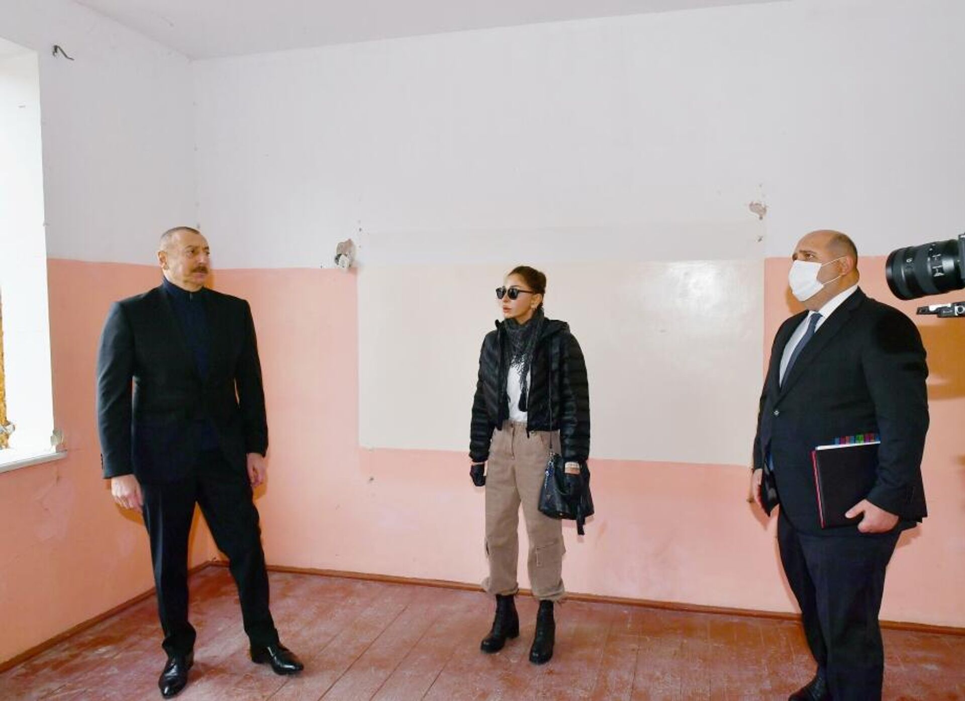 Глава государства и первая леди также ознакомились с ремонтно-восстановительными работами, проведенными в здании поселковой полной средней школы на 144 ученических места - Sputnik Азербайджан, 1920, 20.03.2022