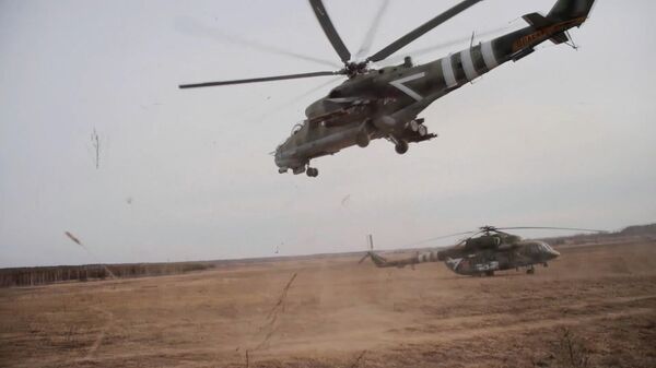 Видео спасительного маневра вертолетчика - Sputnik Азербайджан