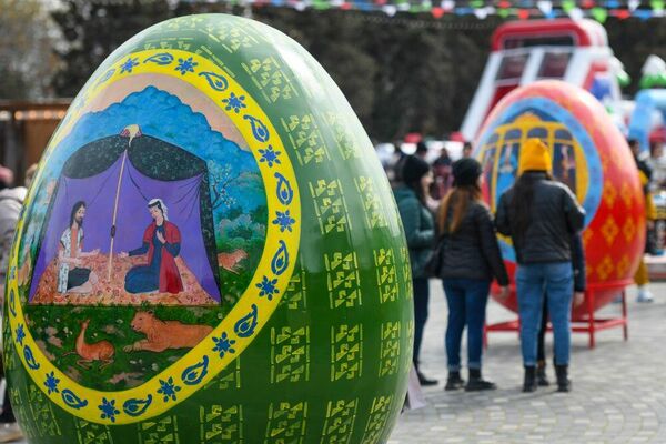 Огромные расписные яйца символизируют возрождение природы весной.  - Sputnik Азербайджан
