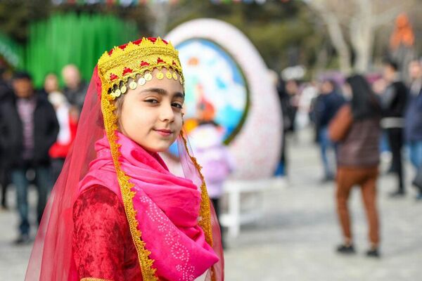 Девочка в традиционном наряде. - Sputnik Азербайджан