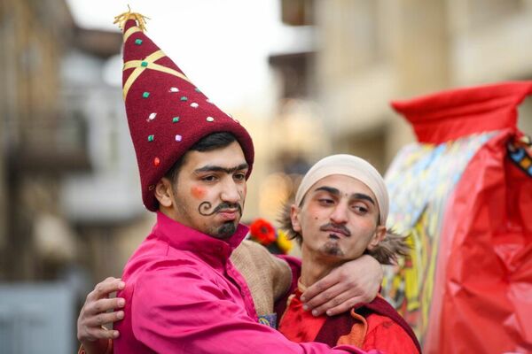 Сказочные герои развлекают прохожих и веселятся сами. - Sputnik Азербайджан