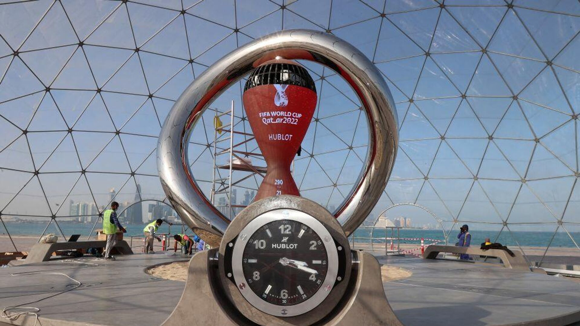 Часы обратного отсчета чемпионата мира по футболу в Катаре - Sputnik Азербайджан, 1920, 23.03.2022
