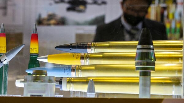 40-миллиметровые снаряды на Международной выставке морской обороны в Дохе (DIMDEX) в Катаре - Sputnik Азербайджан