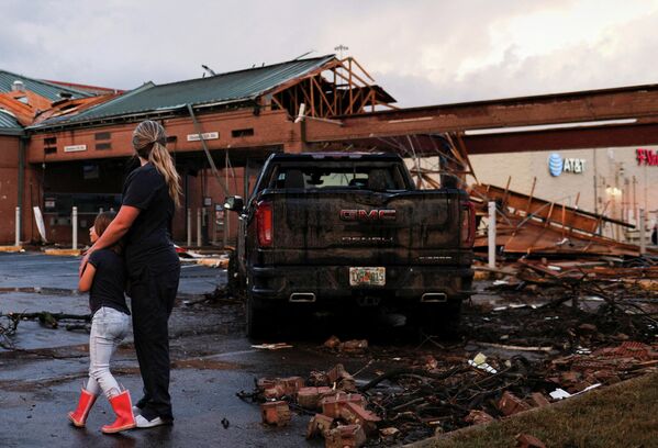 Люди около разрушенного в результате торнадо торгового центра в Раунд-Рок , штат Техас. - Sputnik Азербайджан