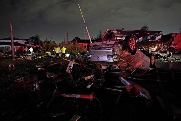 Перевернутый в результате торнадо автомобиль в Араби, штат Луизиана. - Sputnik Азербайджан