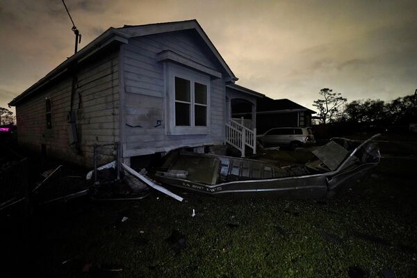 Arabi şəhərində tornado nəticəsində ziyan görən ev, Luiziana ştatı. - Sputnik Azərbaycan