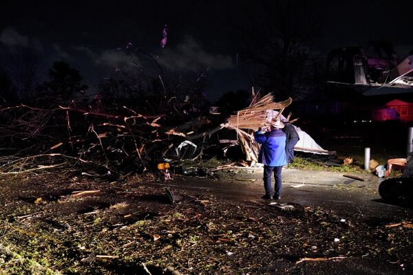 Последствия торнадо в Араби, штат Луизиана. - Sputnik Азербайджан