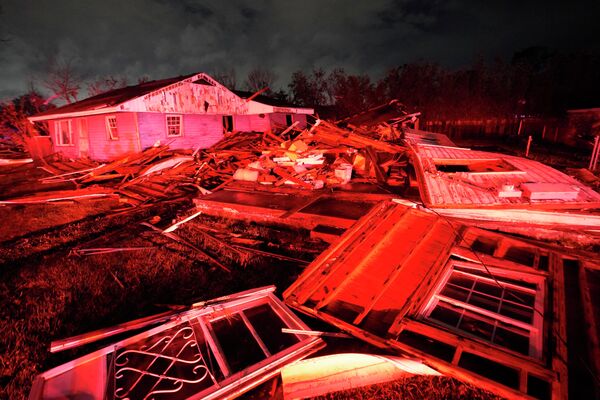Разрушенные в результате торнадо дома в Араби, штат Луизиана. - Sputnik Азербайджан