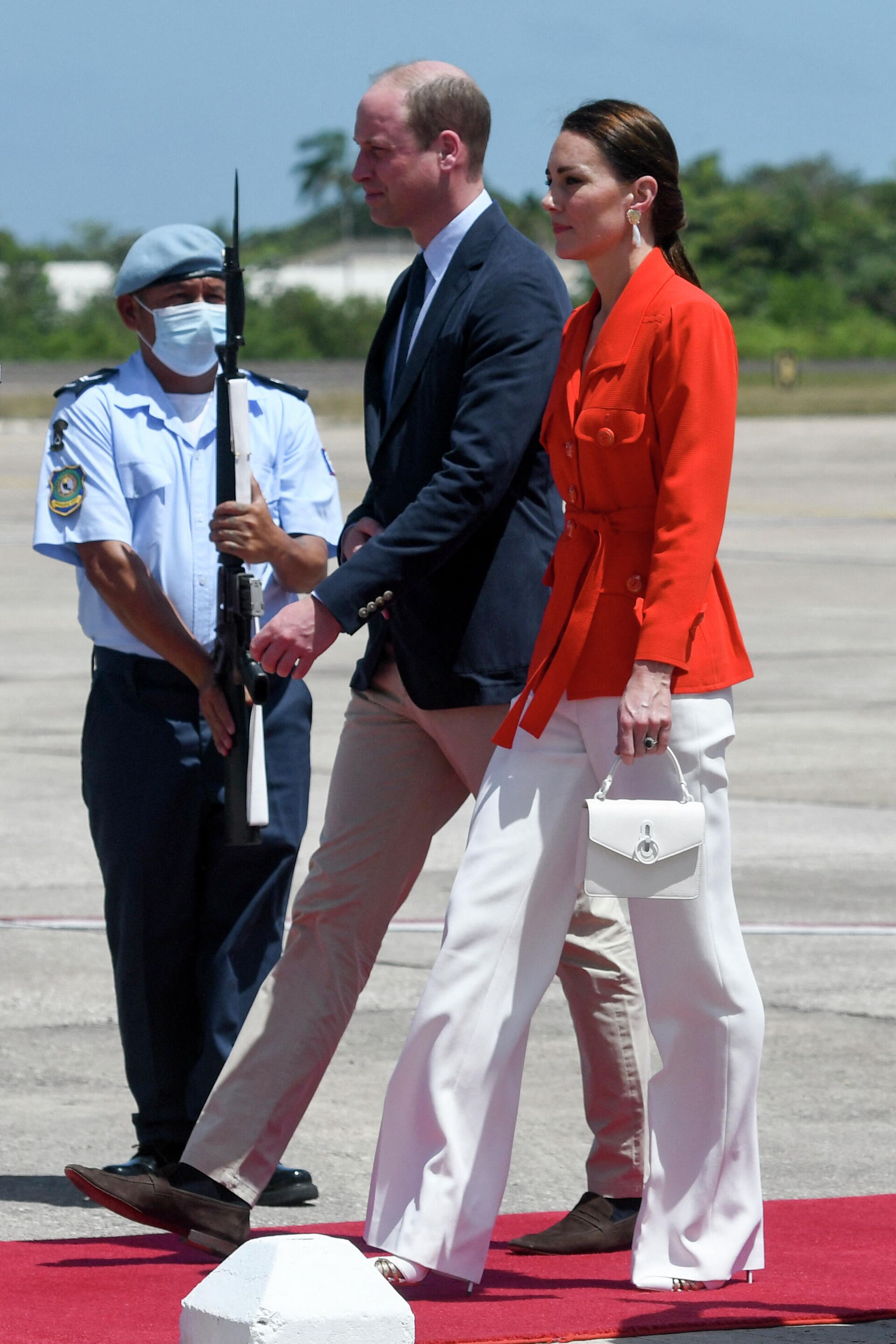 Британский принц Уильям и его жена Кейт Миддлтон в международном аэропорту Филипа С.В.Голдсона в Белиз-Сити, 22 марта 2022  - Sputnik Азербайджан, 1920, 23.03.2022