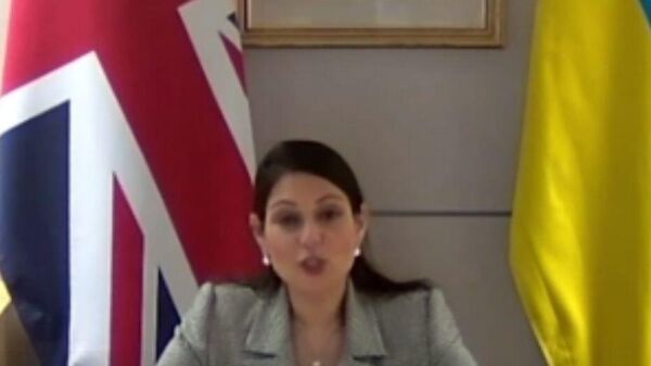 Видео-пранк с министром Внутренних дел Британии Прити Пател - Sputnik Азербайджан