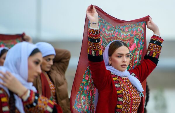 Девушки в национальных костюмах на праздновании Новруза в Ашхабаде.  - Sputnik Азербайджан