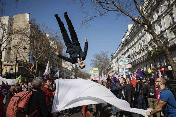 Fransa prezidenti Emmanuel Makronun kuklası Parisdə yürüş zamanı havaya qalxır. - Sputnik Azərbaycan