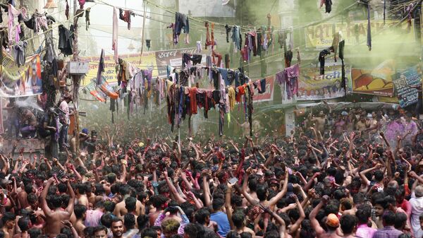  Люди на индуистском фестивале красок Холи в Праяградже - Sputnik Азербайджан