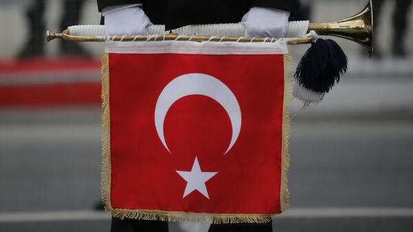 Турецкий солдат держит трубу с турецким флагом, фото из архива - Sputnik Azərbaycan