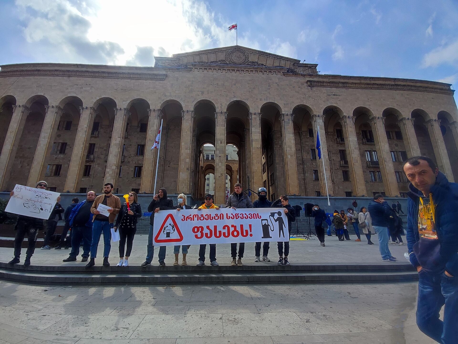 Акция протеста против повышения цен на топливо в столице Грузии 27 марта 2022 - Sputnik Азербайджан, 1920, 27.03.2022